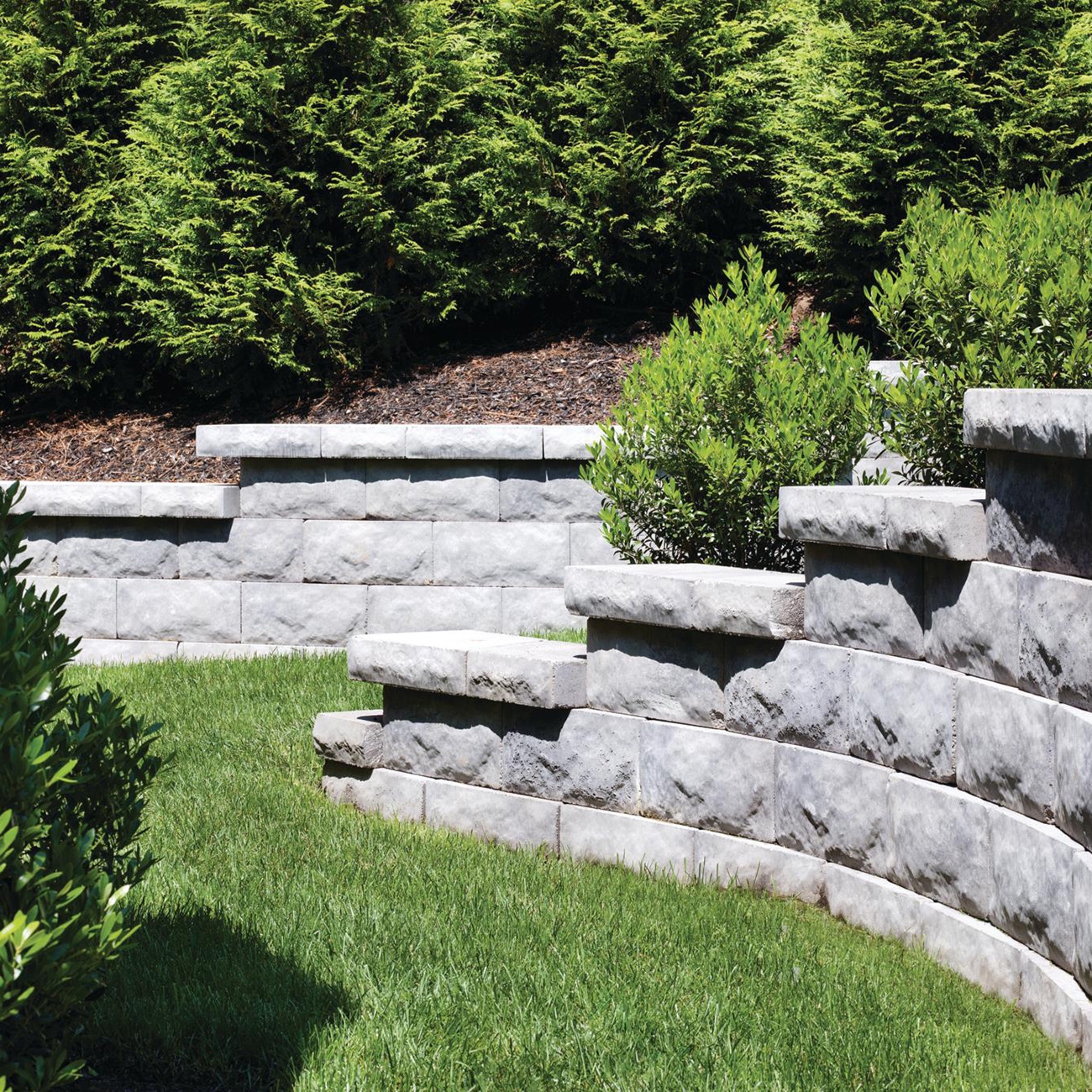 Quarried-face retaining wall system in New York City