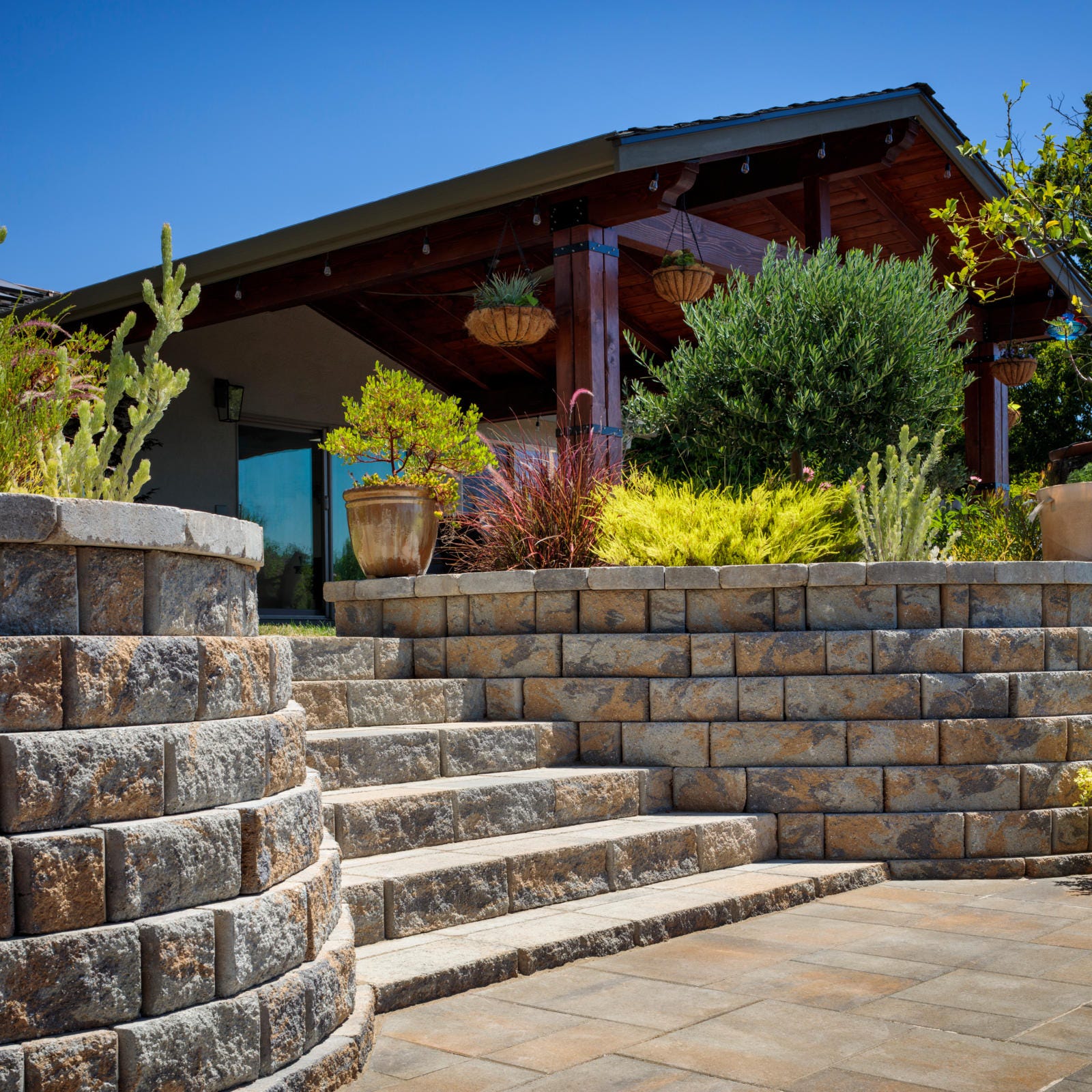 Natural stone style retaining wall for Richmond, VA